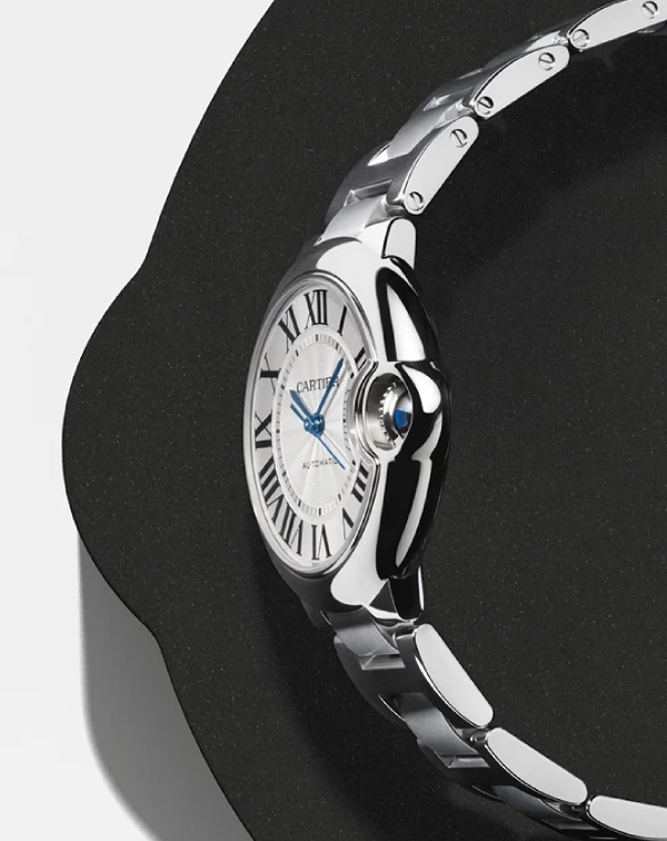 卡地亞「藍氣球」最標誌性的，就是這個帶點「氣球感」的圓形錶殼。它的圓，不是那種很傳統、常見的形狀，而是帶有一點膨潤、柔和的弧度，使其配戴起來，非常的潤膚，看起來也更顯優雅、更有辨識度。因為我自己就很喜歡這種沒有攻擊性的設計，所以不管是正式穿搭還是日常都很好搭配，也不太會有退流行的問題產生。
