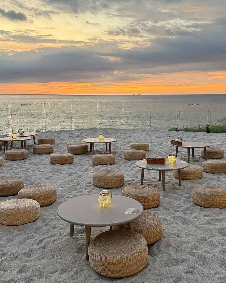 去年才熱騰騰開幕的「Ocean 歐絢餐酒館」是小琉球少見的高質感餐酒館，一踏進店內可先看到整片沙灘，沙灘外則是整片得療癒海景，滿滿的南洋風格直接把度假氛圍拉滿。