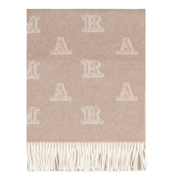 這款Max Mara圍巾，採用男女皆宜的中性色調設計，選用高級山羊絨製成，質感柔軟細膩，兼具保暖與優雅氣質。低調的色彩搭配精緻的MM字母緹花工藝，展現品牌經典簡約風格，可說是冬季造型中既實用又充滿品味的理想之選喔。