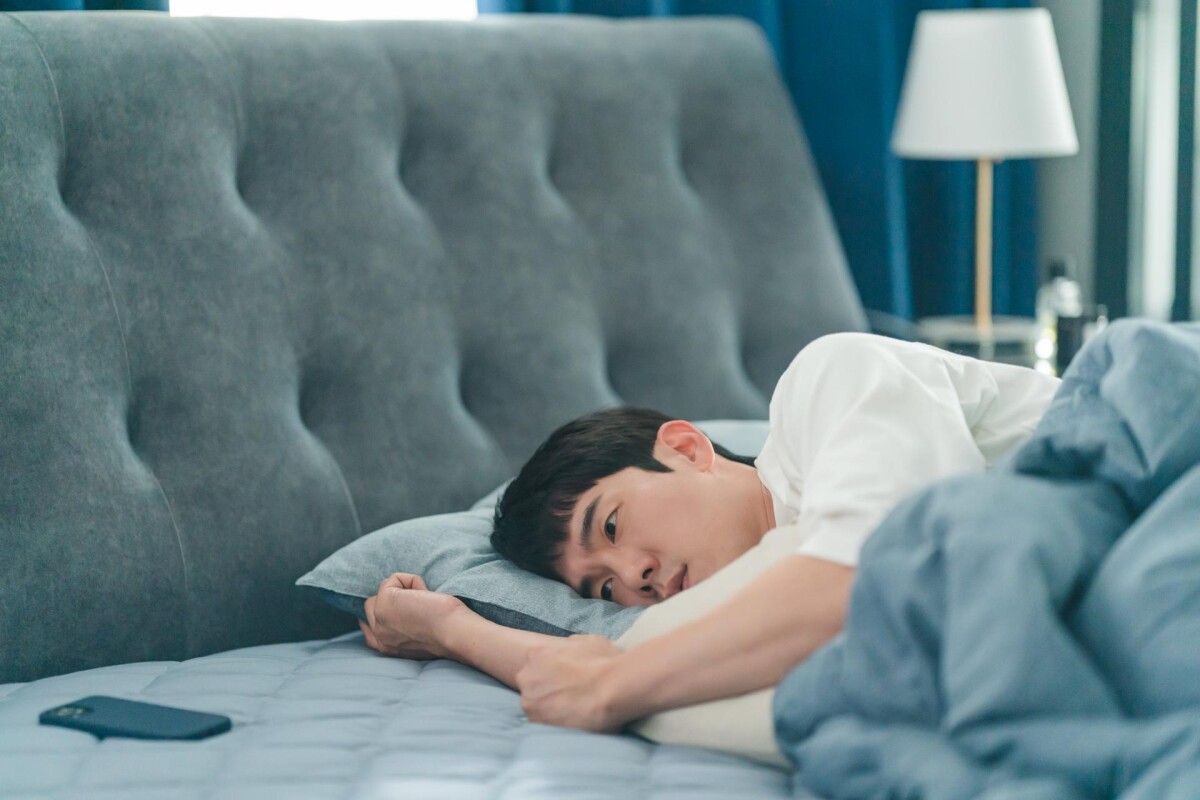 失眠救星！7個「提高睡眠品質」方法：睡前不要滑手機、減少咖啡攝取，「這點」超有感