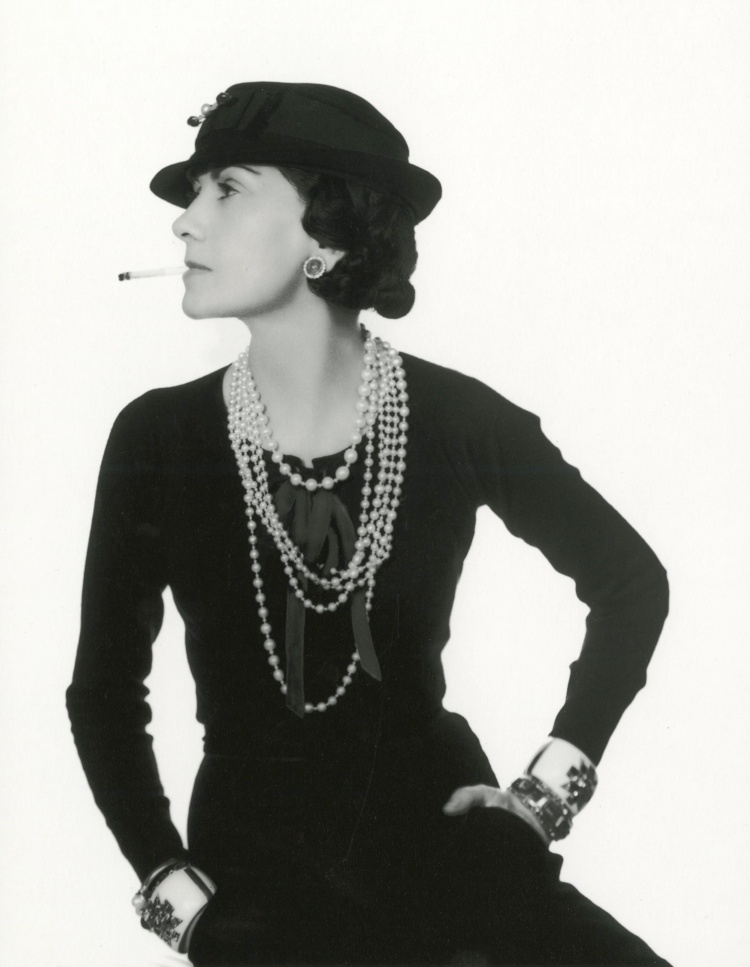 從帽飾到香水，從服飾、包袋到日曬美學，香奈兒女士一生都在挑戰傳統、顛覆規則，她是矛盾卻璀璨的傳奇。