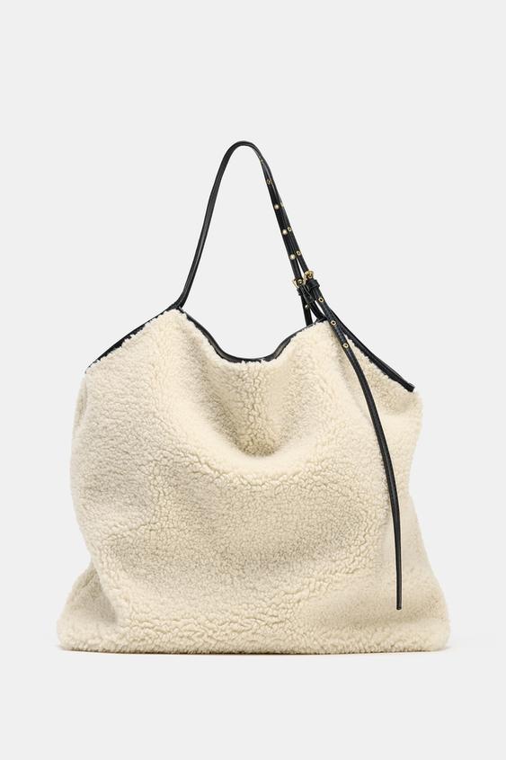 最後壓軸我們想推薦這款雙面托特包！其中一面以帶有秋冬意象的絨毛呈現，整體宛如玩偶的設計，讓人眼睛為之一亮