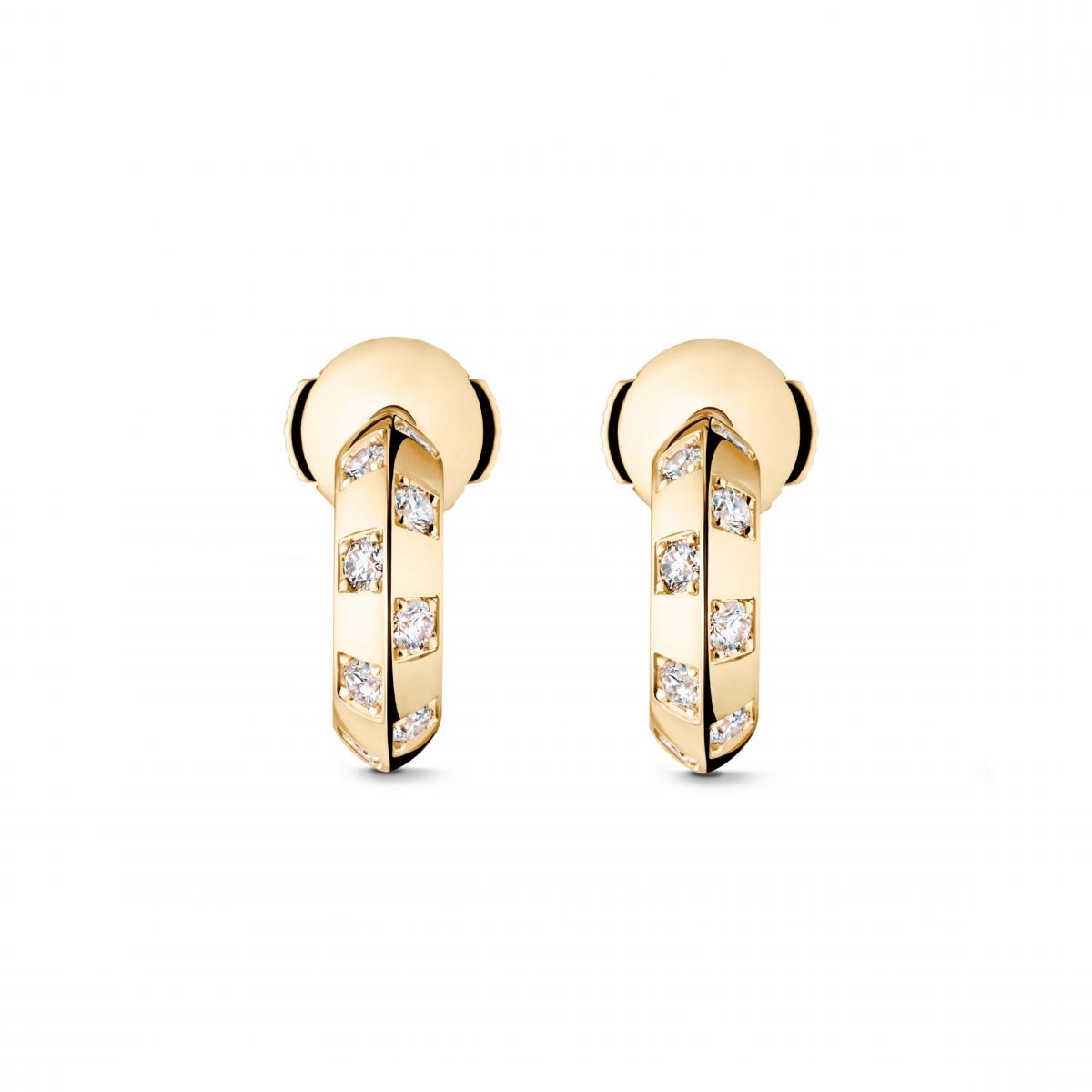 以經典棋盤格為靈感，Louis Vuitton 將 Damier 圖騰化為耳畔的幾何亮點。18K黃金搭配22顆鑽石的細膩鋪鑲，光線在格紋間閃爍，彷彿微縮的巴黎大道。Le Damier de Louis Vuitton 小號圈式耳環以極致工藝將傳統與現代相融，既有建築感，也保留女性柔光。