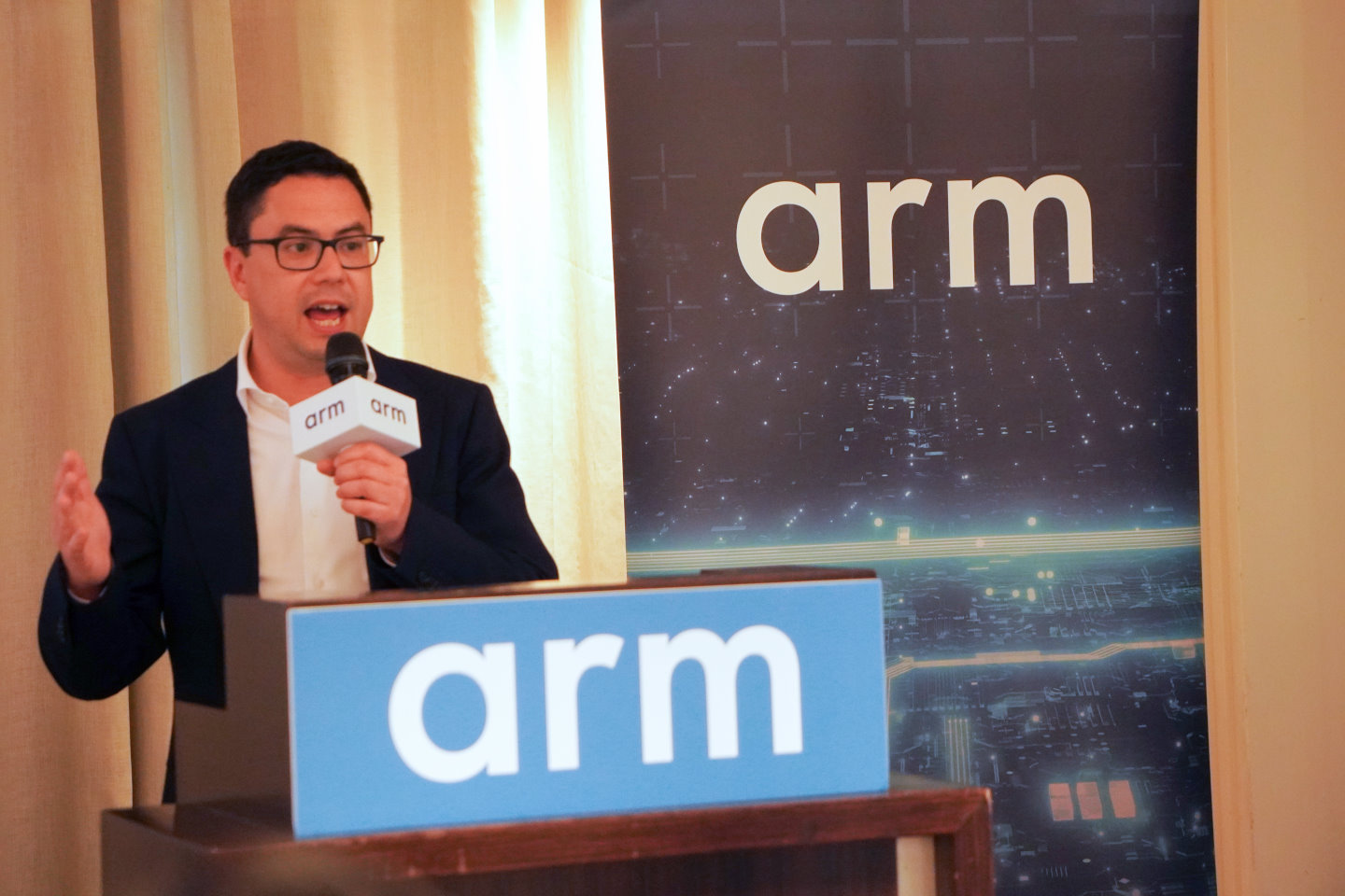 Arm終端產品事業部產品管理副總經理James McNiven解說2024年度終端產品運算子系統的規劃。