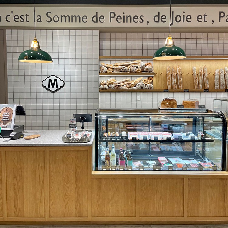 原先在中壢就小有名氣的歐式麵包店「M PAIN」，經營多年後因為租約到期後搬遷至桃園藝文特區，裝潢找來了視覺系藝術家鄒駿昇合作，寬敞空間大量留白，加上明亮的採光而被譽為「桃園最美麵包店」。