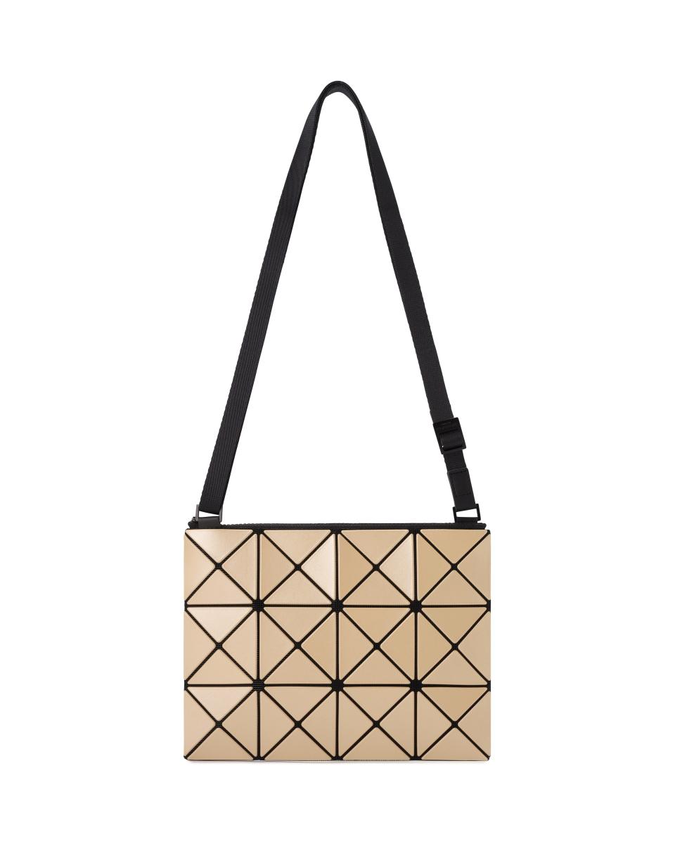 以奶茶色掉重新被演繹的「Lucent Metallic」包款，其精巧的外型，早已是許多女孩外出的最愛，這次換上更為溫柔的配色後，在搭配上不管是洋裝或是褲裝，都能完美的展現好氣質。