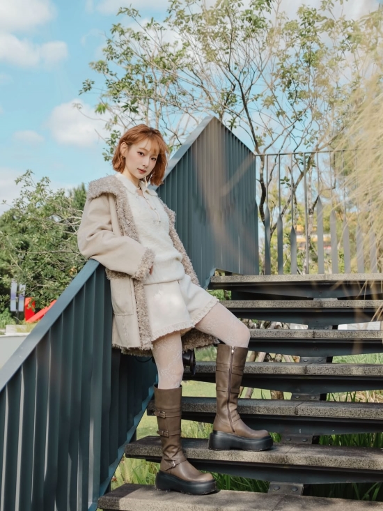 D+AF金屬釦環機車靴穿搭推薦 霸氣登場Plus級釦環加厚底長靴摩卡灰 圖片來源：@xuxaxnnn