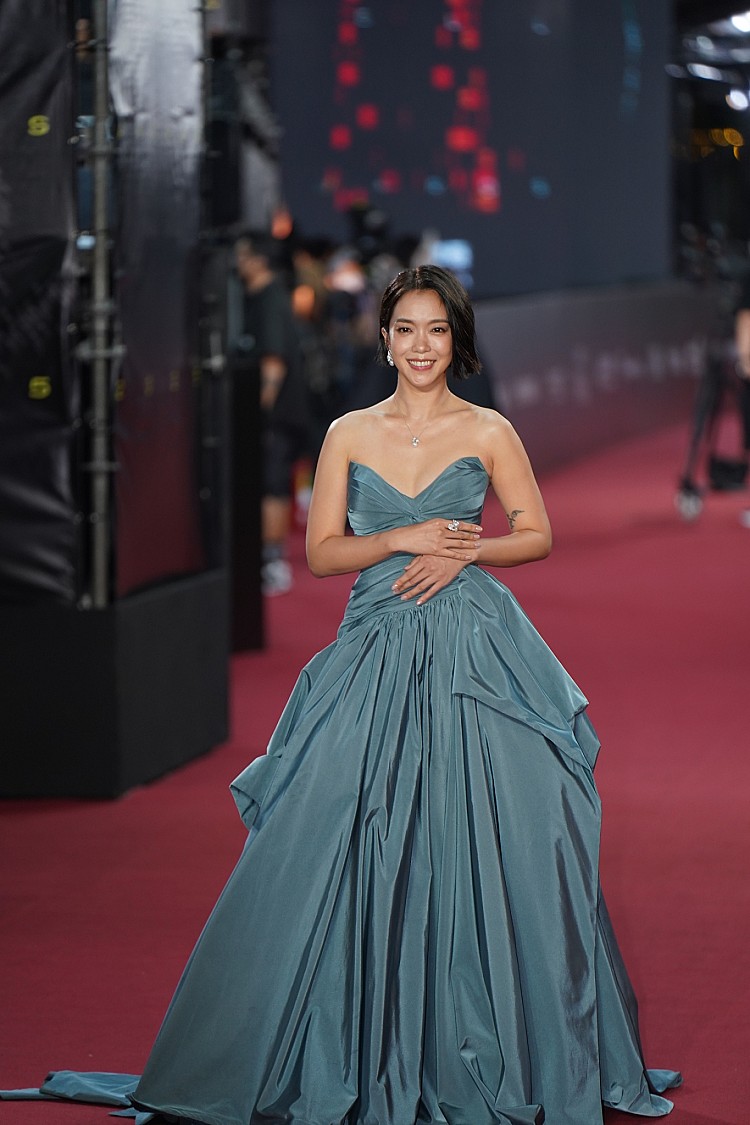 2025金鐘紅毯髮型趨勢亮點2：俐落一刀切