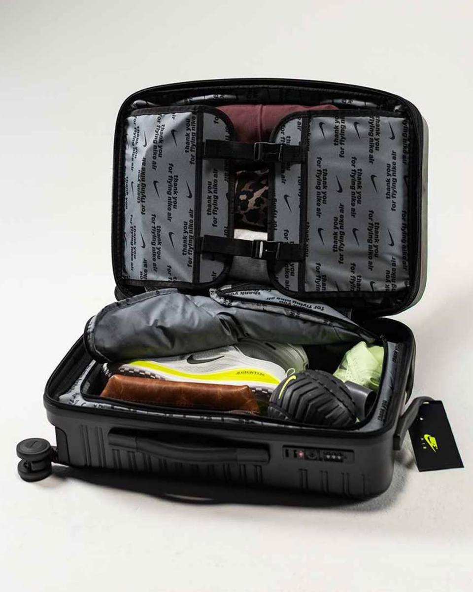 在實用性方面，Nike 顯然做足功課。Air Force 1 行李箱具備可擴充式收納空間，能依照不同旅程長短靈活調整容量，從週末短途旅行到國際賽事行程都能輕鬆應對。