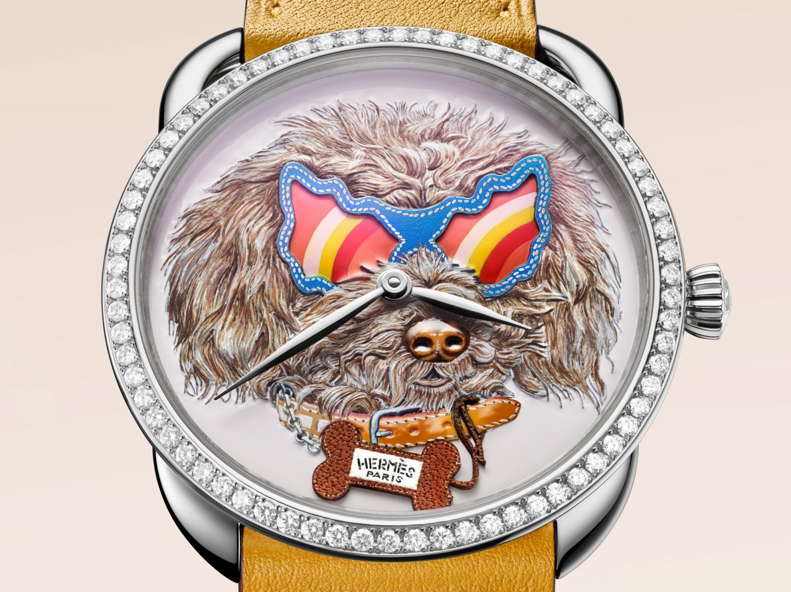 Arceau 系列自1978年問世以來，一直以 Henri d’Origny 設計的不對稱馬鐙錶耳聞名。它讓原本的圓形錶殼多了幾分律動，也替腕錶注入愛馬仕獨有的馬術靈魂。這次的 Jour de Casting 腕錶採用18K白金錶殼，外圈鑲上71顆鑽石，錶冠再點上一顆玫瑰式切割鑽，看似低調，卻替三隻小狗打出了最完美的聚光燈。向來不把腕錶當冷冰冰工具的愛馬仕，再次把故事性放進設計裡，讓可愛的動物、細緻工藝與時間彼此交織，在「藝術性」與「可玩性」之間取得漂亮平衡。