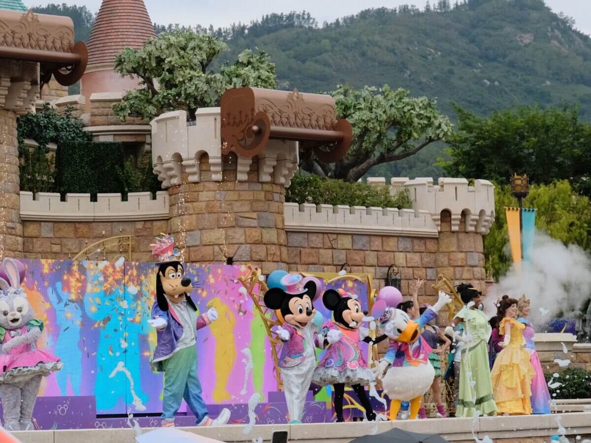 香港迪士尼 20 週年＋萬聖月全攻略｜首度無人機夜間匯演、限定反派派對、Trick-or-Treat 一次玩到滿