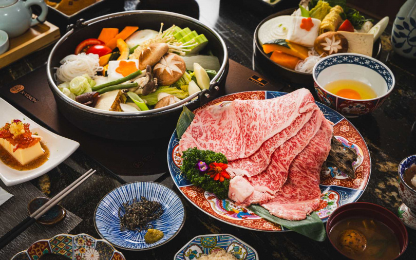 傳承東京百年名店的「橋山·壽喜燒」以頂級和牛擄獲饕客的心。（圖／業者提供）