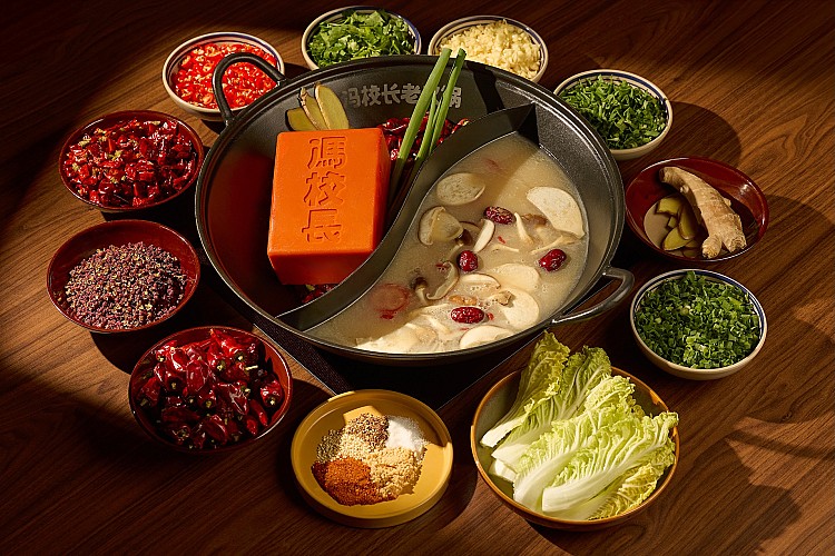 馮校長老火鍋把「三輕三重」落在「重菜品」：川味骨幹不妥協，食材卻更懂台灣。