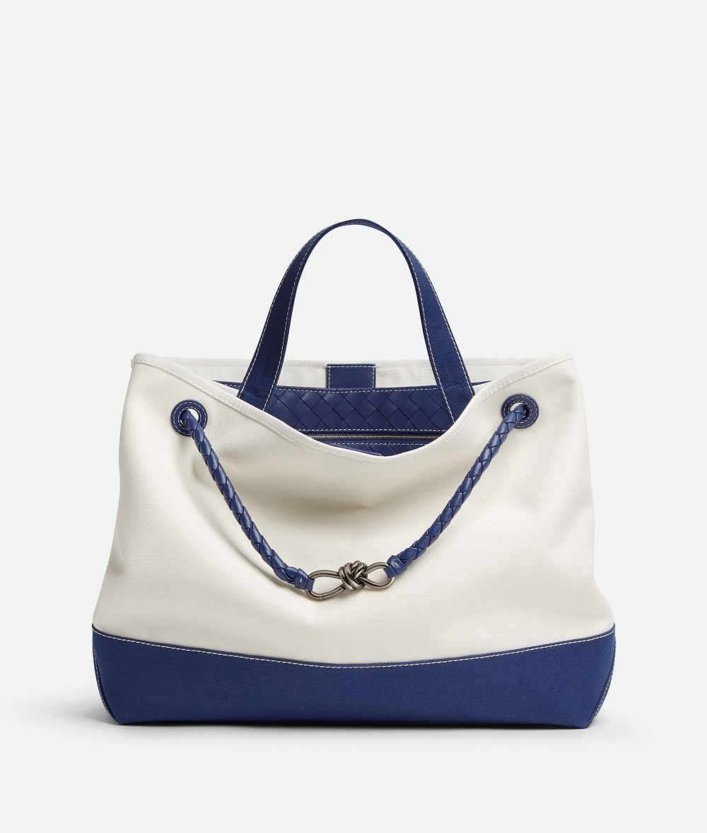 我們很喜歡這款以帆布加上皮革拼接的「Andiamo」，其大型的尺寸能滿足裝戴物件的需求，加上布面材質運用，不只能讓包身更輕，同時也更好照顧，細節上同樣點綴有皇家藍的皮革配色，讓整體優雅與休閒感並存。