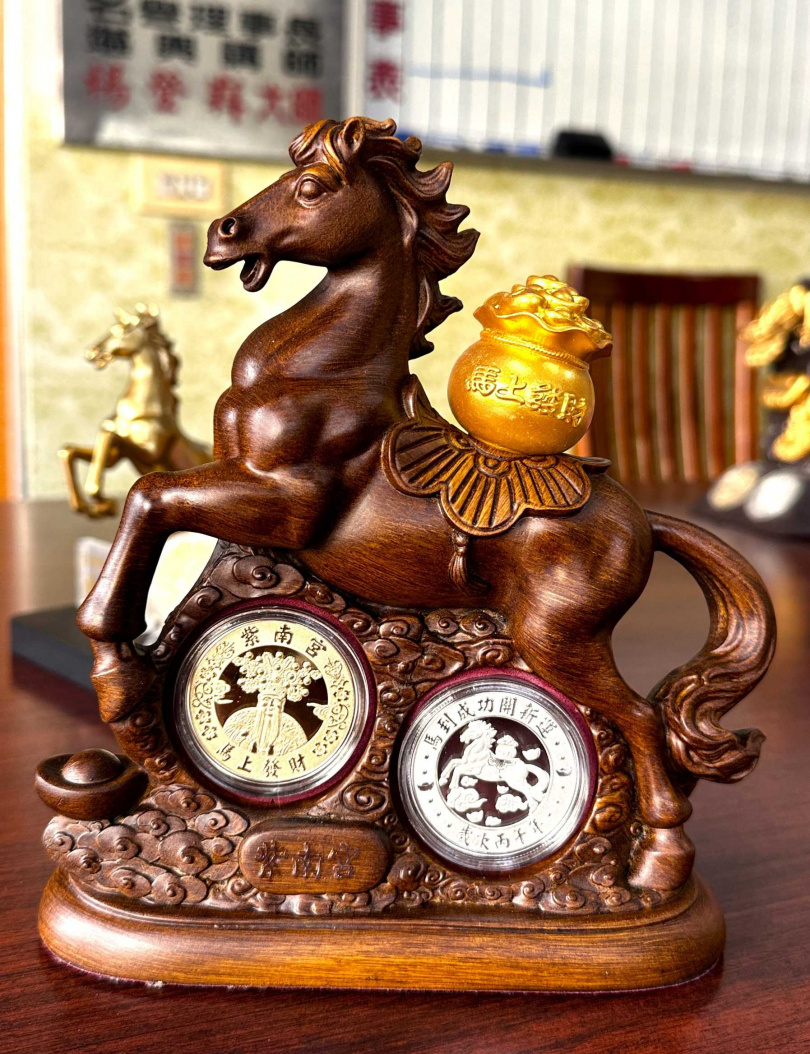 駿馬載著聚寶盆，有「馬上發財、財運奔騰」美意。 （圖／楊登嵙提供）