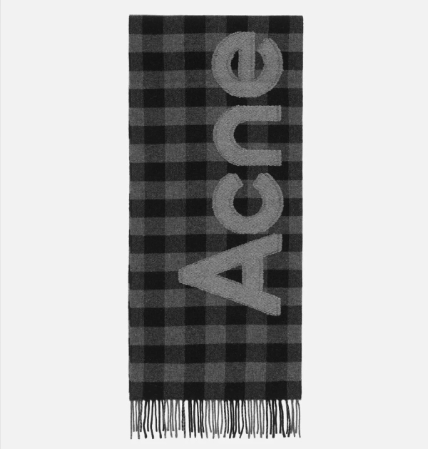 黑、灰色的格紋圖案覆蓋全條設計，並以對比鮮明的提花織法呈現Acne Studios的英文品牌名標誌，細節精緻，兼具保暖與時尚感。