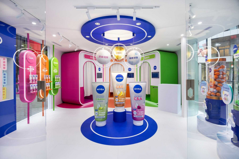 《妮維雅超能果萃亮白身體精華系列》一次推出三種不同訴求的身體保養精華：超能果萃均勻亮白精華凝乳、超能果萃煥膚透亮精華凝乳、超能果萃澎彈亮白精華凝乳（圖／品牌提供） 