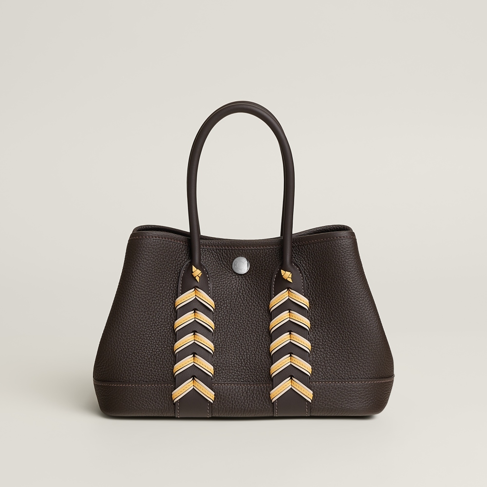 以高超的製作工法，加上頂級皮革的運用，讓愛馬仕的包袋在時尚界屹立不搖。這次要介紹的「Neo Garden 23 Bredies」，只用的皮革便是品牌極具代表性的 Togo 小牛皮