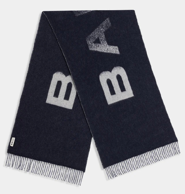 這款深藍色羊毛圍巾，用漸層效果把Bally的品牌名標誌做得很有現代感，低調又富有質感。隨便圍在脖子上或披在肩上都很好看，簡簡單單的設計，就能讓冬天造型多了份精緻感。