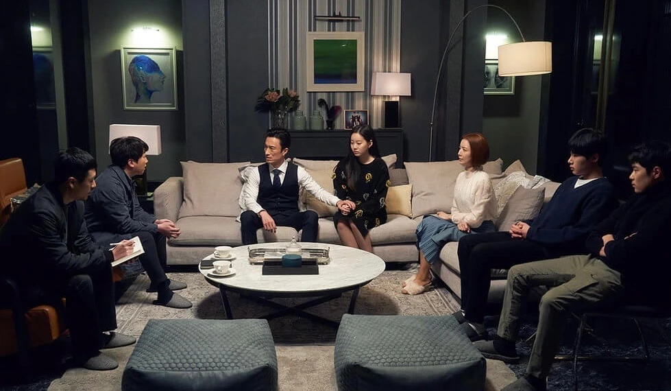 由廉晶雅、李泰蘭、尹世雅、吳娜拉、金瑞亨主演，並成為韓國國民都在追的神劇《天空之城》，故事發生在一個名為「天空之城」的上流住宅區，這裡住著一群醫生與菁英家庭，這些父母為了讓孩子進入頂尖大學，不惜動用一切資源與手段，甚至聘請神秘升學顧問，只為了將孩子的人生當作一場精密操控的計畫。