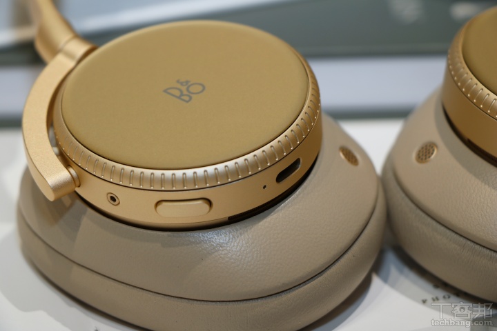 轉動靜音旋鈕則可細部微調音量和降噪強度。