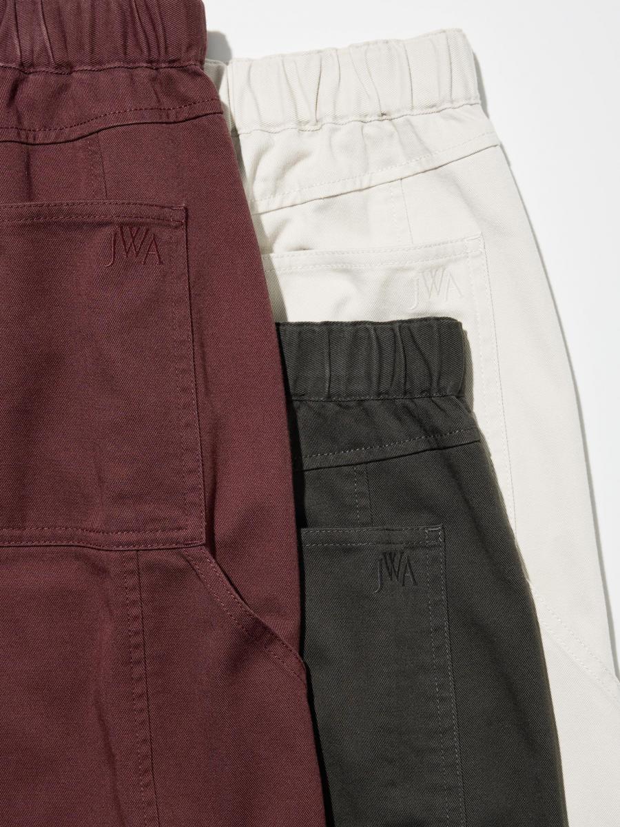 口袋上印有低調的 JW Anderson Logo，為整體增添品牌識別度。推出深灰、酒紅與米白三色，深色系展現季節沈穩感，米白則為整體造型注入明亮對比。無論搭配針織衫、厚毛衣或皮靴，都能切換出俏皮、率性或文青氣息，是秋冬衣櫥裡百搭又耐看的實穿單品。
