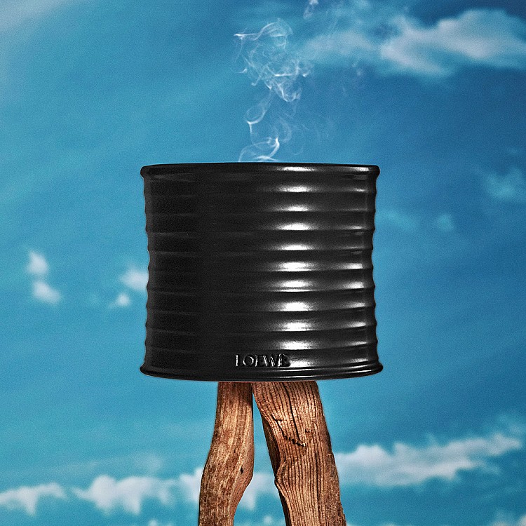 2025秋季香氛新品4：LOEWE聖木香氛蠟燭