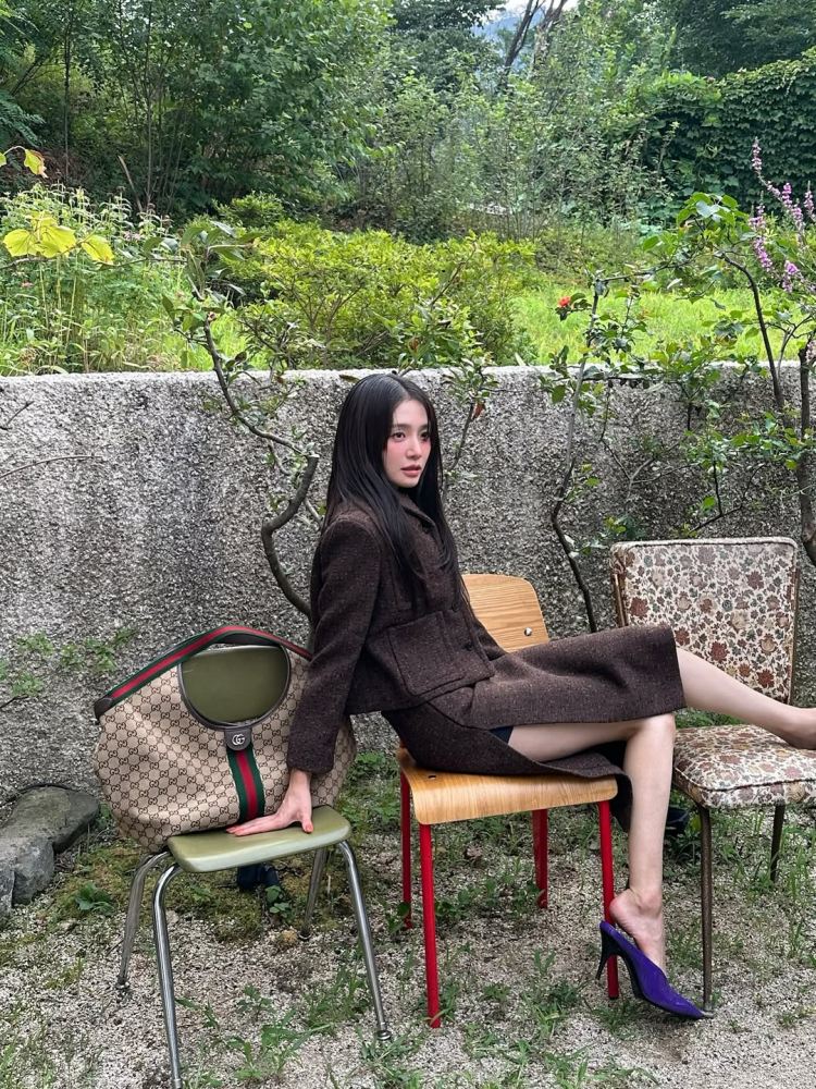 在《魷魚遊戲》中表現亮眼的朴圭瑛，日前於一次工作中背上Gucci「Giglio」大包，展現鬆弛、隨性的樣貌，而其包款好保養及耐裝的特性，更成為近日品牌中最受歡迎的通勤包。