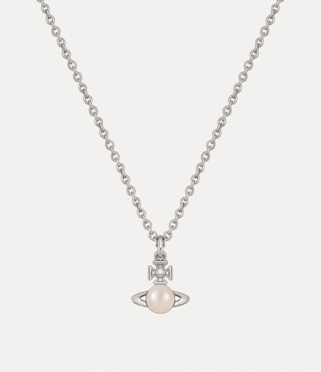 這條土星項鍊，用以珍珠裝飾作為主角，搭配上化繁為簡的線條，讓過去帶有一絲叛逆氣息的符號變得極為優雅。