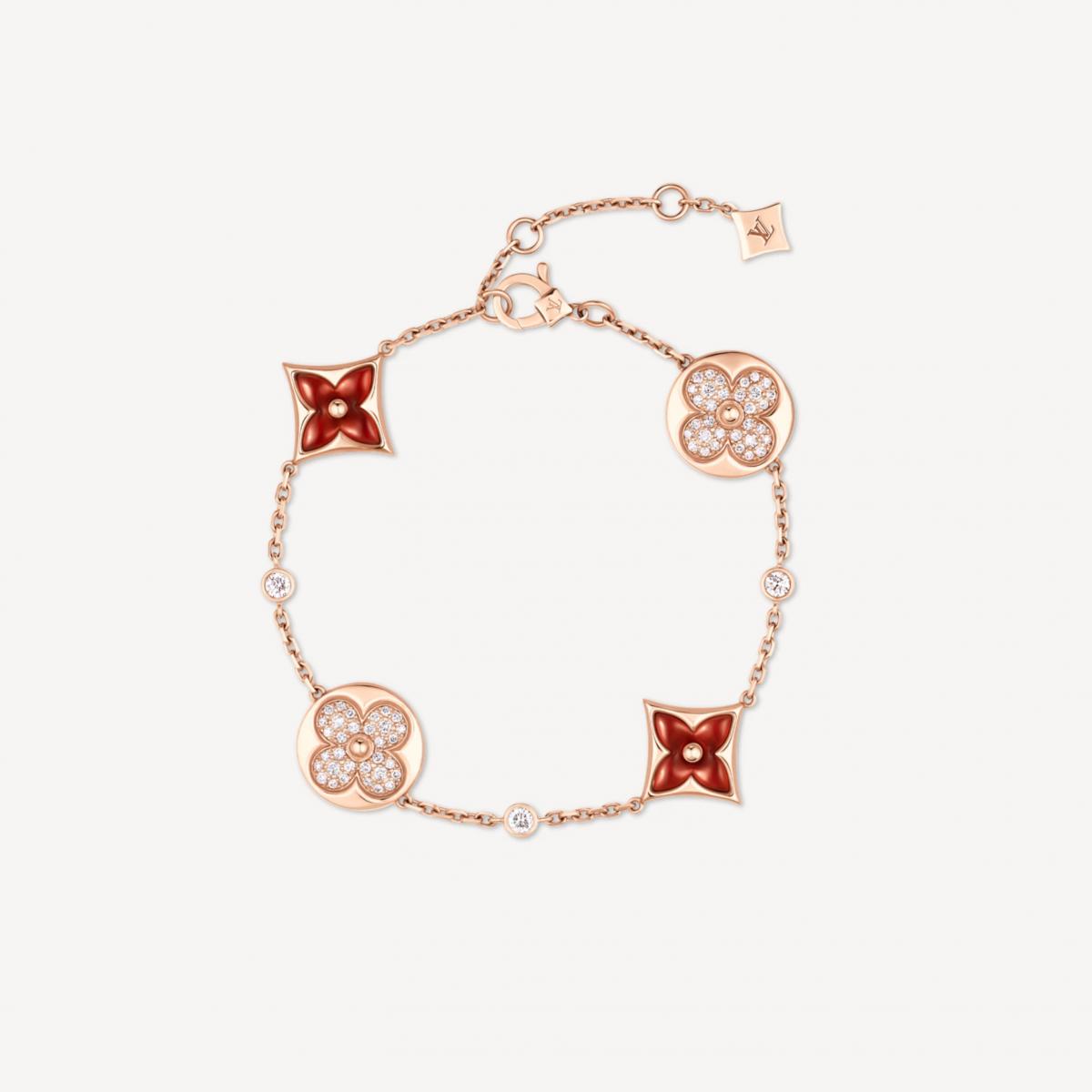Louis Vuitton 的 Color Blossom BB Multi-Pattern 手鍊，則將紅玉髓演繹得大膽而摩登。四朵 Monogram 花卉圖案在18K玫瑰金鏈帶上綻放，鑽石與紅玉髓交錯鋪陳，猶如煙火於腕間綻放。