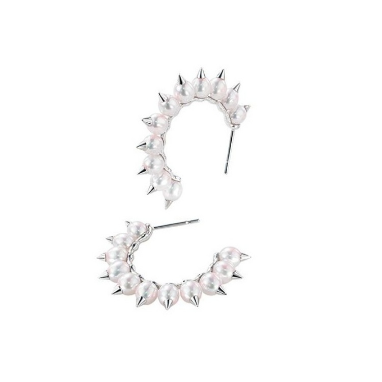 TASAKI 將柔與剛的衝突化為藝術。淡水珍珠排列成圈，中央以18K白金尖刺穿插，如野花帶刺般美得危險。它既優雅又叛逆，是浪漫與力量的融合。這款 danger tribe 耳環，正是給不願被定義的女性而生，每一次佩戴，都像一次溫柔的反叛。