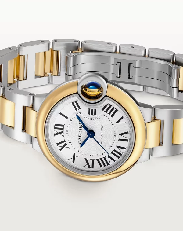 錶盤上的羅馬數字，本來就是卡地亞很經典的標示，但「藍氣球」更多了一個很有趣的細節，那就是，「數字3」會因為錶冠位置，而產生微微的扭曲。這樣的設計，雖非一眼就會發現，可一旦注意到，就會覺得這是一種很可愛的小巧思，讓整體多了一點玩味的設計感。