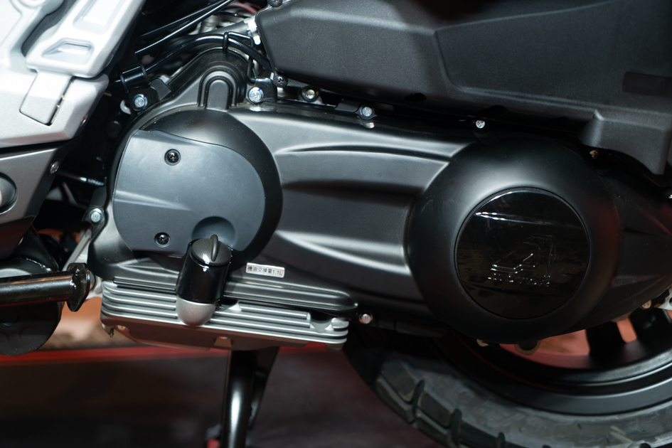 搭載 278c.c. 單缸水冷引擎