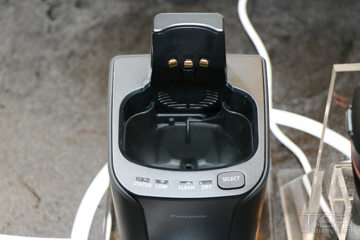 而這台「全自動洗淨充電座」上方也備有功能指示燈號，顯示當下進行到哪一個階段，相當直覺。