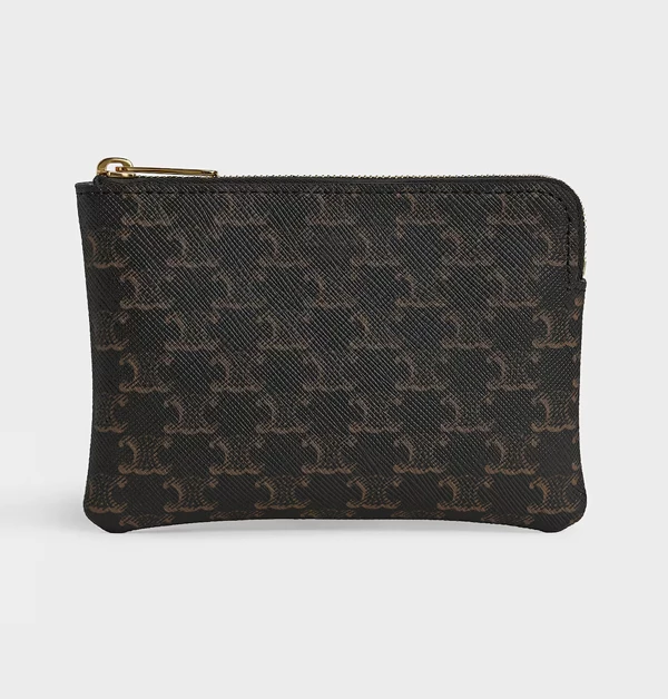 此款零錢小包，則是採用了品牌近年相當受歡迎的凱旋門經典印花（Triomphe Canvas），但因為是深色系基調，反而有種成熟、穩重的知性美，完美襯托出媽媽內斂的品味。其輕薄的體型，不僅方便媽媽快速拿取錢幣或卡片，同樣也能輕鬆放入任何尺寸的包包中，對於媽媽來說，可真是一款極具高級感且百看不膩的母親節實用首選禮物喔。（商品價格約：NTD 12,000）