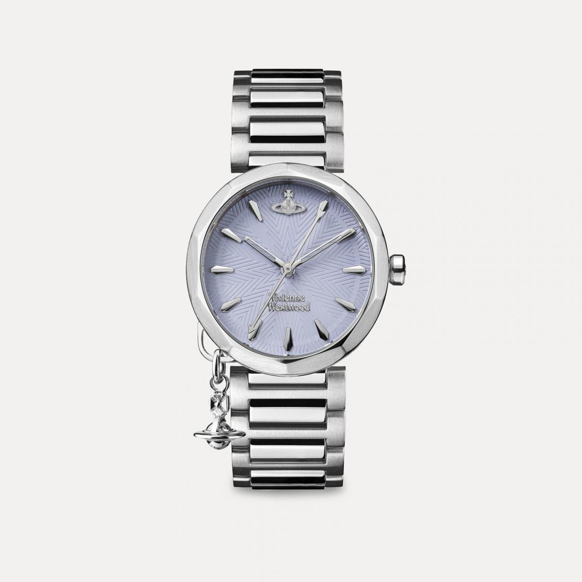 這款 Poplar 腕錶是 Vivienne Westwood 經典土星 Orb 設計的浪漫延伸。柔霧藍紫錶盤宛如黎明前的天空，中心的星爆紋理散發迷人光澤。最令人著迷的，是側邊懸掛的小土星吊飾，隨著手腕輕晃閃爍如星。