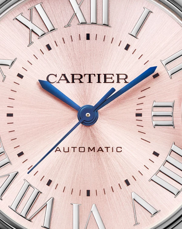 再者，一個我覺得不能不提的就是「藍鋼指針」。不但呼應同樣為藍色的錶冠設計，而且它的那種深藍啊，在光線下還會有不同層次的變化，看上去相當精緻，但又不會過於浮誇。尤其當搭配銀白色或放射紋錶盤時，整體視覺會非常乾淨，同時也保有一絲絲引人注目的小小亮點。這也是為什麼很多人會覺得「藍氣球」愈看愈有味道、愈戴愈順手的主因啦！