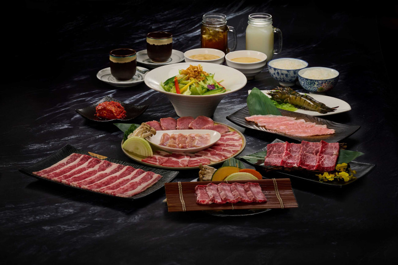 「赤虎輕鬆／吉上套餐」包含豬、牛、雞、海鮮，肉盤總重達700g，讓預算有限的小資族也能大啖燒肉。（2,180元／2人，圖／焼肉の名門赤虎提供）