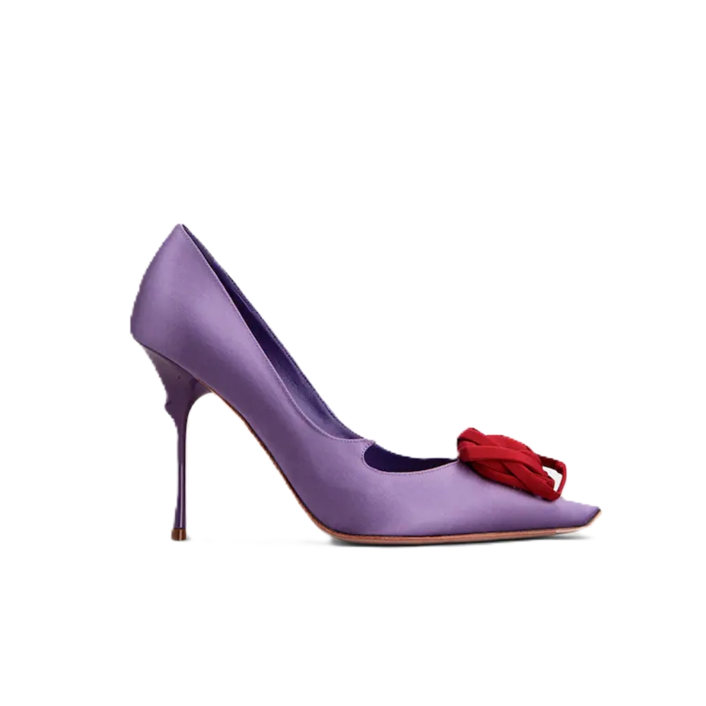 我們很喜歡本季秋冬推出的「Rose Vivier」系列鞋款，設計師運用線條的方式繞出玫瑰的意象，讓鞋履擁有如藝術品般的精緻感，此外搭配上反差的紫色絲緞運用，更凸顯 Roger Vivier 用色上的大膽，非常適合更為浮誇帶有造型感的禮服做搭配。