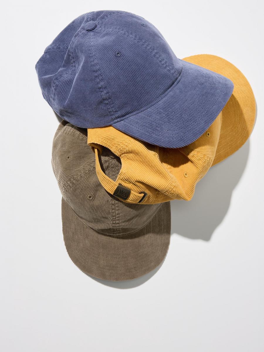 值得一提的是，帽款具備 UPF50+ 防曬係數，在台灣這樣的陽光環境裡更為實用。配色有芥末黃、摩卡棕、霧霾藍三選，是搭配秋冬大衣或外套的點睛配件。這頂帽子不僅在風格上貢獻層次，也在季節陽光裡具備功能性，是本季小物中的實力派。