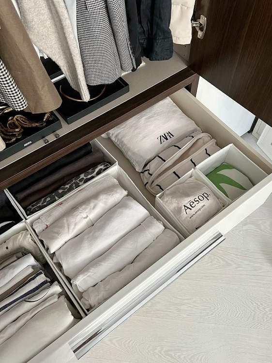 特寫衣櫃櫃子裡按照衣物分類的收納樣子