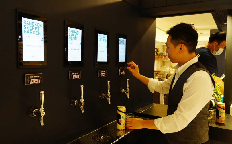亞洲50大酒吧Bar Mood創辦人吳盈憲Nick特別設計開幕聯名茶調酒。（圖／魏妤靜攝）