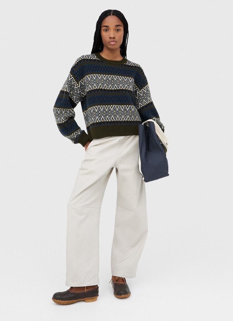 繭型褲在這次聯名中是一項比較大膽的剪裁探索，它仍採用與短裙相同的棉質嫘縈混紡材質，因此具有溫柔的觸感與柔和線條。腰部為鬆緊設計，強調全天候穿著舒適性。右後口袋處繡上 JW Anderson 字樣，膝部刻意打摺，呈現立體感。