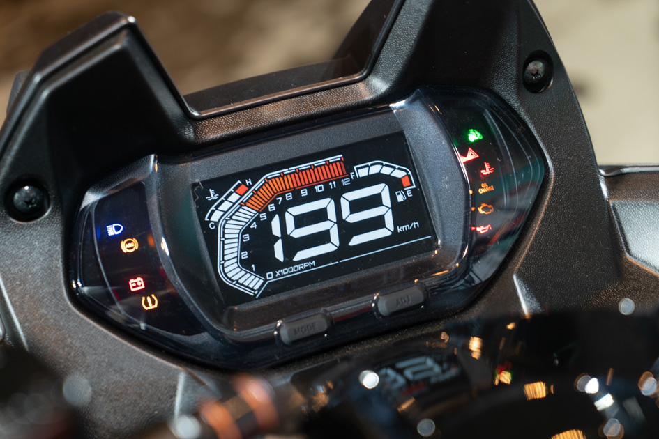 STR 250 具有 LCD 大大螢幕儀表