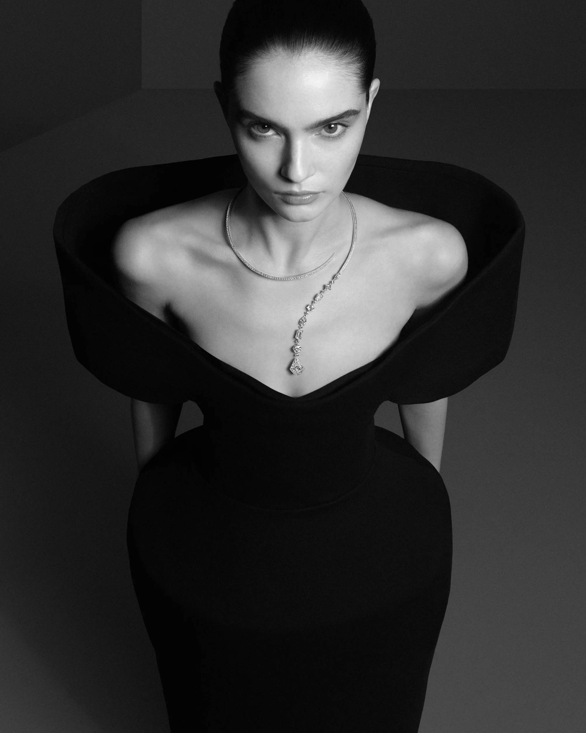 寶詩龍先生的「革命」，從來不是張揚的對抗，而是源於細膩而冷靜的觀察。他注意到當時女性被緊身衣、厚重服裝與僵硬珠寶層層束縛，於是提出一個簡單卻顛覆的詰問：為什麼珠寶不能順應身體而存在？1879年，他設計出史上第一條無扣環項鍊── Question Mark 問號項鍊。沒有鎖扣，也沒有固定起點，而是依靠隱藏式彈性結構自然環繞頸項，讓佩戴變成一個輕鬆而直覺的動作。這項設計在當時可謂離經叛道，卻為珠寶史開啟了全新的可能。今年的第二件作品〈The Spark〉，正是延續了這個經典問號所提出的問題。作品保留標誌性弧線，卻以多重幾何切割鑽石重新建構節奏，從橄欖形、阿斯切切割到祖母綠形，鑽石不再追求絕對對稱或整齊劃一，而是如音符般高低錯落，形成一種流動而有序的視覺律動。這不是什麼老調重彈，而是延續創辦人以質疑為起點的創作精神，從根本提問之中，孕育出始終與眾不同的美學答案。