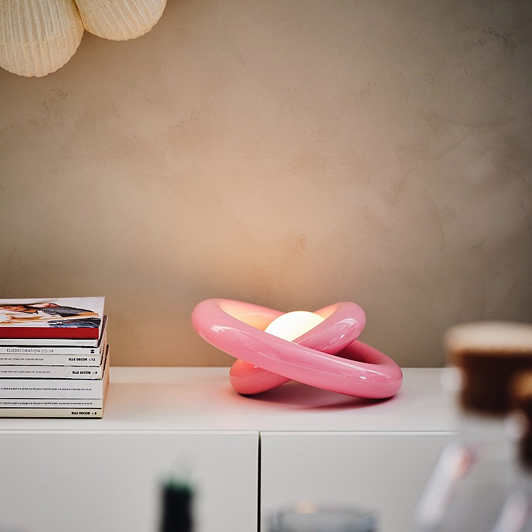 「STRÅLA 2025 LED 裝飾桌燈」以雙層圓形結構創造玩味感，立起來是療癒球體燈，平放則化為低調光源