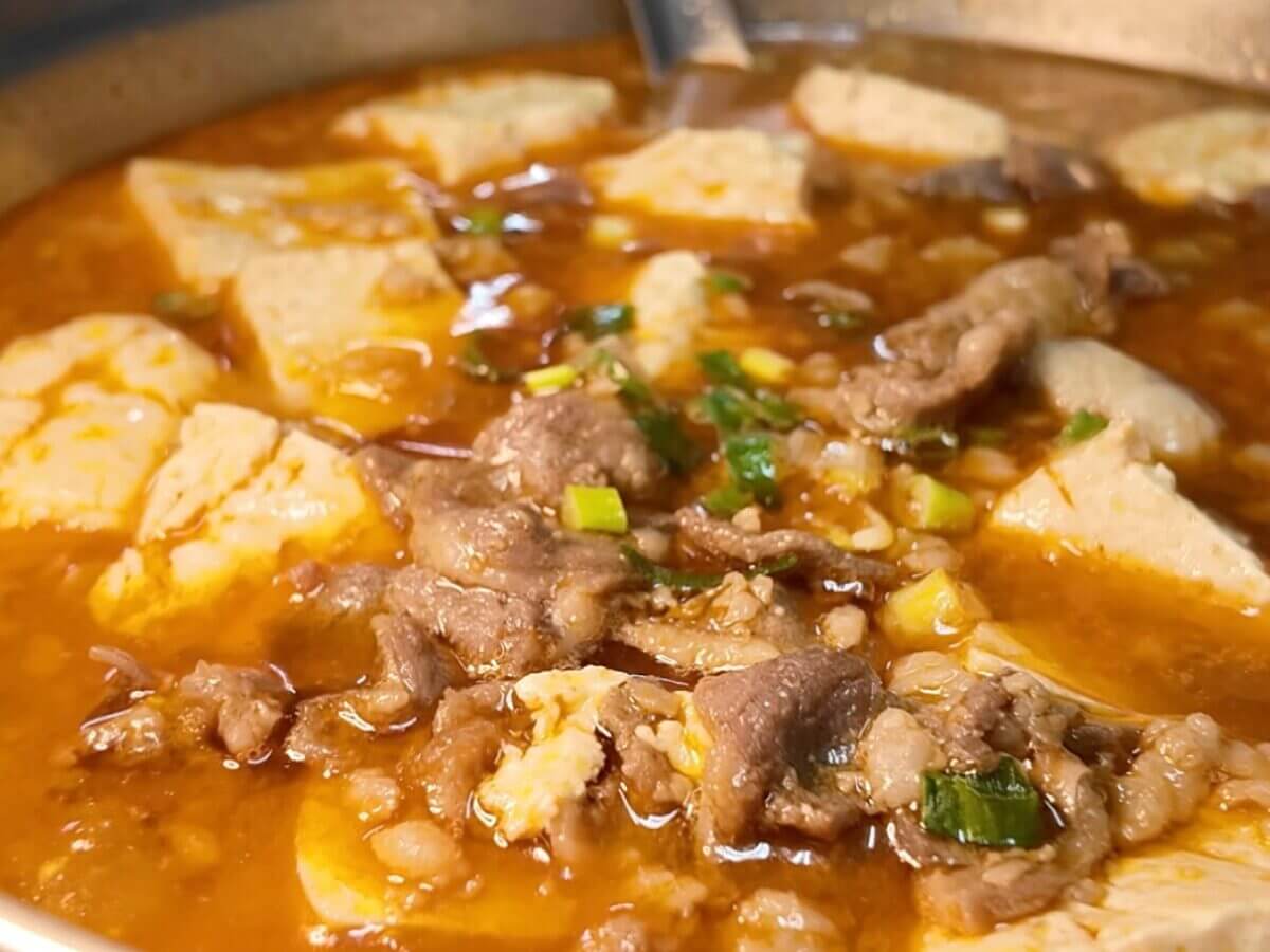 竹南頭份一日遊｜必吃爆汁湯包、茶磚手作茶解膩，順遊全台唯一室內乳牛！最後用「被熱炒耽誤的釣蝦場」完美收尾