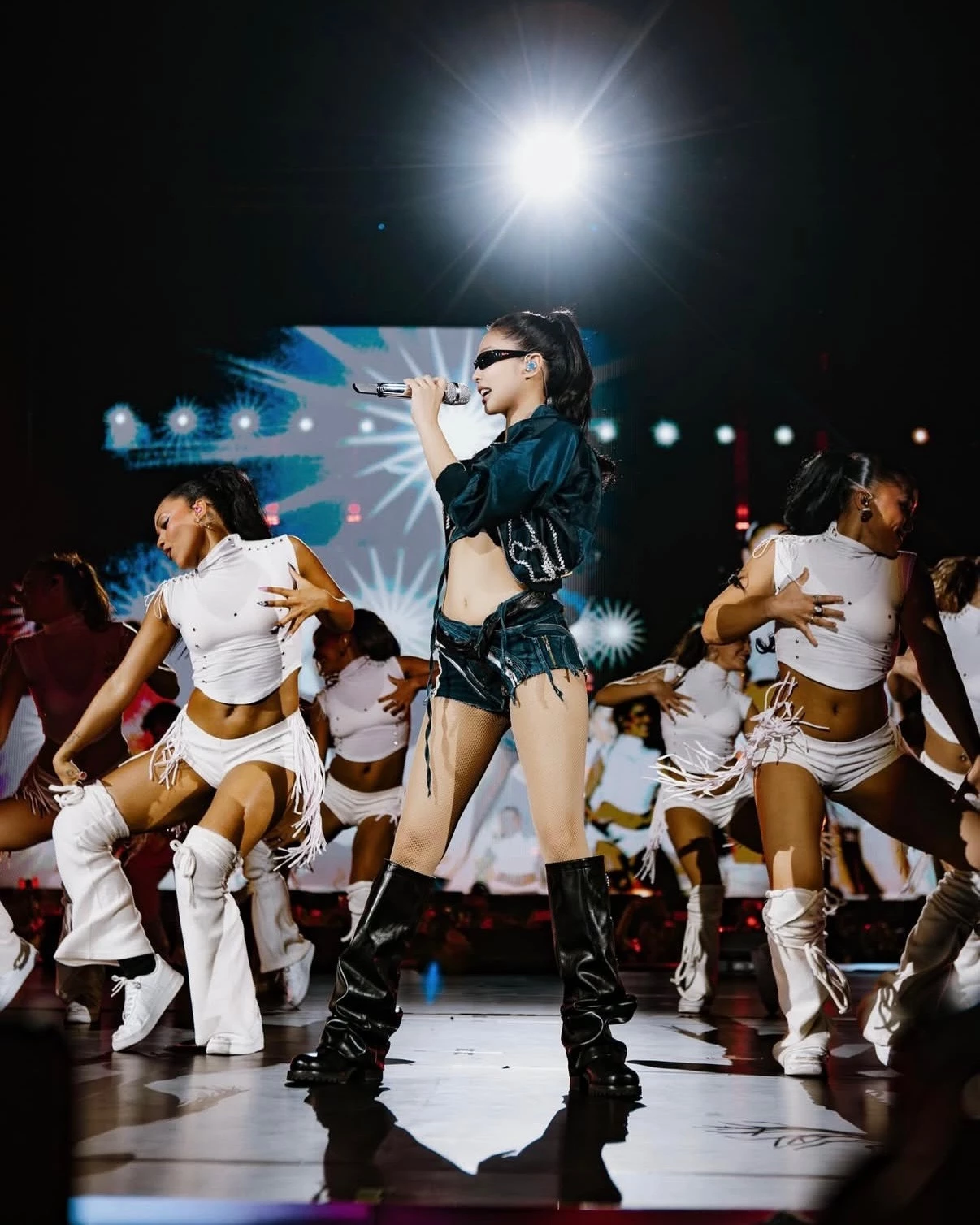 隨著 K-pop 勢力持續擴張，至今已成為全球音樂市場的重要象徵，繼去年迎來大勢女團 TWICE 的演出後，2026 年 Lollapalooza 更是 K-pop 藝人與團體的強勢集結，包含 BLACKPINK 成員 Jennie 在單飛發片並取得好成績後，將首次登上主舞台演出而受到矚目。