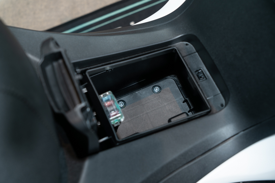 中央龍骨處有個手動開關的小置物空間