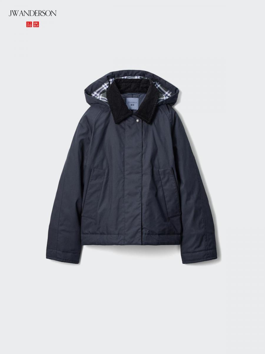 這款短版外套主打「以科技纖維取代羽絨」，兼具輕盈與保暖，是本季最具代表性的機能設計之一。高效蓄熱纖維能鎖住空氣形成隔熱層，外層再加上防潑水加工，應對細雨也毫不費力。細節部分延續 JW Anderson 一貫的工裝設計語彙——領口與袖口內側以燈芯絨拼接，營造出視覺層次與溫潤觸感。